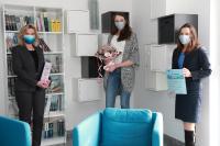 Glückwunsch und Präsentübergabe (v.l.n.r.): Anke Höfer (CEO), Vanessa Tomaszewski und Sabine Cox (Leiterin Personal) / Foto: CONET