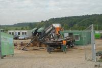 „Rigsite“ mit  Bohranlage und Bohrequipment