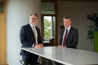 V. r.: Caspar Baumgart, kaufmännischer Vorstand der WEMAG, und Thomas Murche, technischer Vorstand der WEMAG, stellen die Unternehmensbilanz 2024 der WEMAG-Gruppe vor. Foto: SKRmedia | Marten Lange