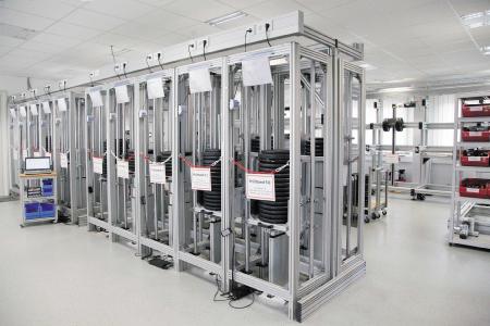 In seinem Prüflabor führt RK Rose+Krieger umfangreiche Tests in allen Produktbereichen durch – im Vordergrund Prüfstände für elektrische Hubsäulen