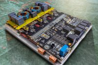 Dass ein kompakter On-Board-Charger möglich ist, zeigte das Fraunhofer IZM bereits 2024. Mithilfe bidirektionaler GaN-Halbleiter können Effizienz, Kosten und Baugröße weiter optimiert werden.