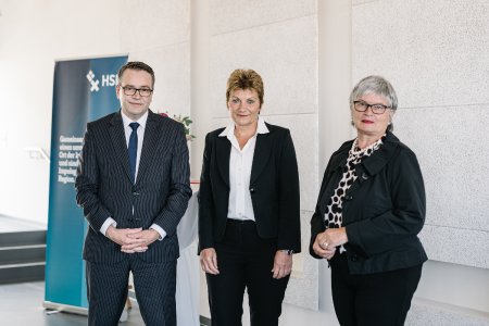Christiane Claus (Mitte), Kanzlerin der Hochschule Bremen, eingerahmt von Wissenschafts-Staatsrat Tim Cordßen-Ryglewski und Rektorin Prof. Dr. Karin Luckey