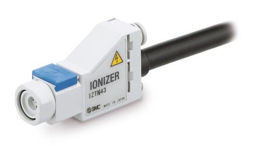 Der Düsen-Ionisierer IZT43 mit separatem Controller ermöglicht dank seines kompakten Designs den Abbau statischer Elektrizität in engen Platzverhältnissen – mit und auch ohne Druckluft / Foto: SMC Deutschland GmbH