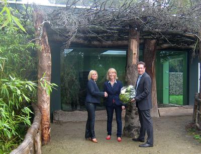 Gratulation zur Eröffnung der neuen Tigeranlage: Elke Schlüter, Vertriebsbüroleitung Nottuln der CEMEX Beton-Bauteile GmbH, Ina Yüksel, Bauingenieurin vom NaturZoo Rheine, Michael Saphörster, Geschäftsführer der CEMEX Beton-Bauteile GmbH (Foto: CEMEX Deutschland AG)