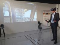 DEUTZ Vorstandsvorsitzender Dr. Frank Hiller testet die neueste Augmented Reality-Technik im DEUTZ Innovationcenter