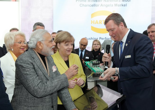 2015-04-13_Kanzlerin_Merkel_am_HARTING_Stand_3.jpg