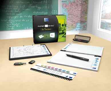 Das Prinzip von Oxford Papershow for Teachers ist so genial wie einfach in der Handhabung: Via Bluetooth wird der Stift mit einem PC verbunden, und die Kamera erkennt anhand des aufgedruckten Rasters während des Schreibvorgangs alle Bewegungen.