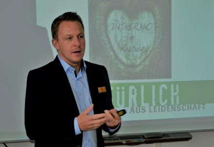 Holzbau ist praktizierter Klimaschutz! INTHERMO-Geschäftsführer Dipl.-Holzbauing. Stefan Berbner weist bei jeder sich bietenden Gelegenheit darauf hin, dass die Holzbauquote in allen Bundesländern rasch gesteigert werden muss, um einen nachhaltig wirksamen Beitrag zum globalen Klimaschutz zu leisten. Das nötige Knowhow über den Einsatz natürlicher Holzfaser-WDVS und innovativer VHF-Systeme vermittelt INTHERMO zusammen mit qualitätsbewussten Holzbauunternehmen in praxisorientierten Architekten-Workshops. Foto: Achim Zielke für INTHERMO, Ober-Ramstadt; www.inthermo.de