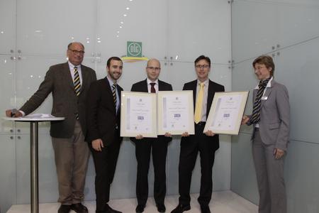 Von links nach rechts im Bild: Carl-Christian von Plate (Vorsitzender des DLG-Testzentrums Technik und Betriebsmittel), Sander Schwick (DLG-Prüfingenieur Erneuerbare Energien), Dr. Michael Berginski (Head of Global PV Engineering & Product Management, Multi-Contact Essen GmbH), Markus Müller (Marktentwicklung Photovoltaik, Multi-Contact Deutschland GmbH Weil am Rhein), Susanne Gäckler (DLG-Projektleiterin Tierhaltungstechnik