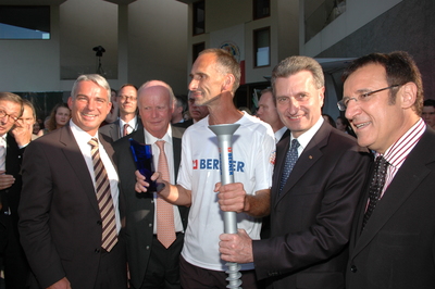 Ministerpräsident G.Oettinger (2.v.r.) begrüßt gemeinsam mit Minister W.Reinhart,Berner-Firmengründer A.Berner und dem Bundestagsabgeordneten T.Strobl (v.r.) den Ultraläufer J.Mennel,der in fünf Tagen die Strecke von Künzelsau bis nach Berlin zurücklegte