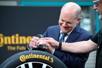 Bundeskanzler Olaf Scholz beim Reifenschnitzen.