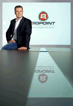 heiko hubertz mit Bigpoint-Logo.gif