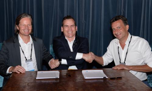Thomas Reich (CEO COMPAREX), Axel Kling (CEO Snow Software) and Marc Betgem (CSO COMPAREX) signing the agreement