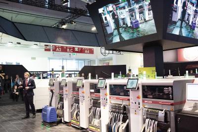Mittelpunkt des Messestandes: Die Integrated Smart Factory Arena. ASM demonstrierte live, wie sich die Elektronikfertigung künftig hocheffizient steuern und automatisieren lässt