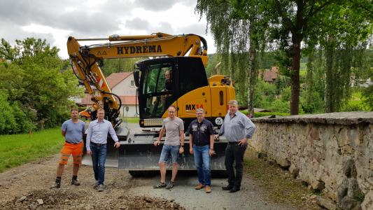 Zufriedene Betreiber und Lieferanten vereint von links nach rechts: Klaus Beranek (Vorarbeiter), Mario Haun (Serviceleiter HYDREMA), Marco Deuerling, Jochen Löffler, Martin Werthenbach. Im Bagger sitzt Haymo Trebes, der mit dem Tiltrotator-Löffel ganz nah am Bagger auch runde Löcher machen kann.