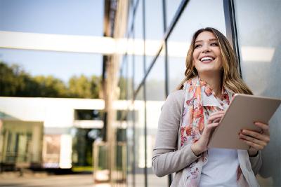 Wer im Smart Home auf die cleveren Lösungen von Becker setzt, hat nicht nur volle Kontrolle, sondern auch gut lachen / © Adobe Stock - nd3000