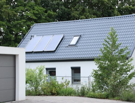 Kleines Siedlungshaus in Bayern-die leichten Metalldachpfannen erwiesen sich als sehr kostenspar.JPG