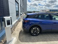 Die zehn Ladestationen auf dem Betriebsgelände wurden Anfang August fertiggestellt und ermöglichen das schnelle Aufladen der Akkus von Elektro- und Hybridfahrzeugen.