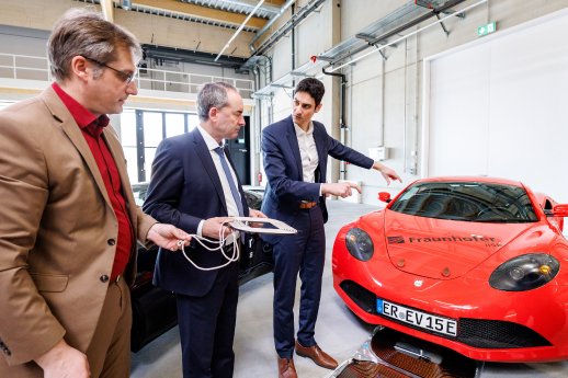 2025-04-10_Pressefoto_Eroeffnung-E-Road-Center-Hallstadt_copyright-DanielKarmann-FraunhoferIISB_.jpg