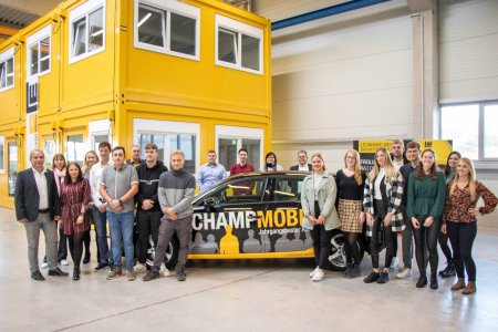 v. l.: Bereichsleiter Personal und Organisation Mathias Schüler mit dem Ausbildungsteam sowie den ausgezeichneten Auszubildenden von LEONHARD WEISS vor dem „LW-CHAMPMOBIL“