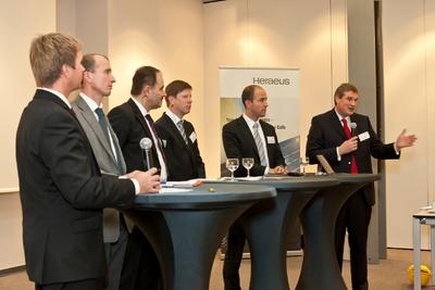 Podiumsdiskussion beim Heraeus Technologieforum 2011 mit Dr. Frank Heinricht, Carsten Mohr, Dr. Jan Schapp (alle Heraeus), Prof. Dr. Gerhard Sextl (Fraunhofer ISC Würzburg), Dr. Martin Reuter (VCI) und Moderator Dr. Michael Reubold CHEManager (v.r.n.l.)