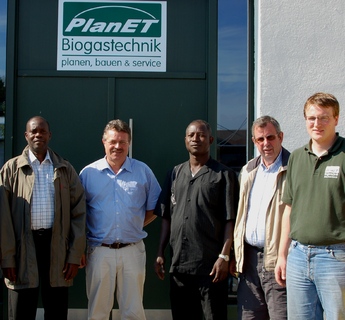PlanET Mitarbeiter Stefan Esseling (1. v. re) begrüßt ghanaische Delegation bei PlanET