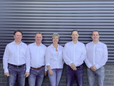 Zehn Jahre nach Gründung der TORWEGGE Wielen B.V. besteht das Team in den Niederlanden aus fünf Personen (v.l.): Robert van Hees, David van Hoof, Mariëtte Dusée, John Broeks, Patrick Nieuwenhuijzen. (Foto: TORWEGGE)