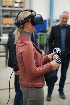 KOCH_Besuch Landrat_K. Kütting testet VR-Brille.JPG