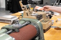 Prüfung nach DIN ISO 4649 mit der rotierenden Zylindertrommel am SKZ (Foto: Luca Hoffmannbeck, SKZ)
