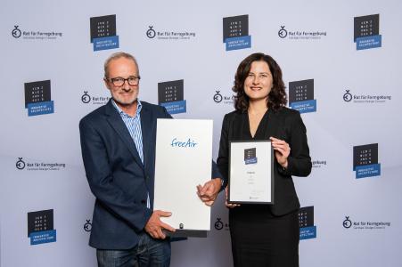 bluMartin-Geschäftsführer Bernhard Martin und Marketing Managerin Astrid Kahle freuen sich über den ICONIC AWARD für das Lüftungssystem freeAir (Bildquelle: Rat für Formgebung / Fotograf: Lutz Sternstein, www.phocst.com)