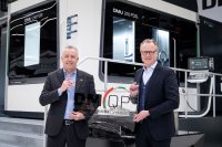 DMG MORI hat hyperMILL mit demQualitätssiegel DMG MORI Qualified Productsausgezeichnet. Im Bild: Christoph Grosch,Executive Director DMQP, und Volker Nesenhöner,CEO OPEN MIND (links)