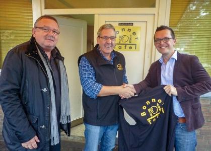 Ralf Karabasz, Horst-D. Tontarski von der Bonner Tafel und Philipp Mielcarek (von links) bei der symbolischen Übergabe der „Dienstkleidung“