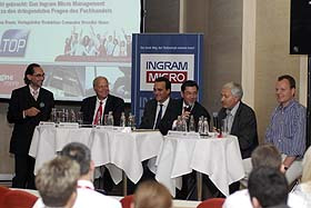 Illustre Roundtable-Runde (v.l.n.r.), Andreas Raum (CRN), Reinhold Ittermann, Marcus Adä und Robert Beck (Ingram Micro), und die Ingram-Kunden Thomas Karchow (PC-Ware) sowie Robert Sidor (Omnilab)