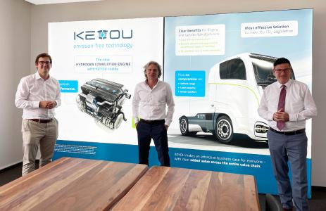 Dr. Stefan Kaufmann (rechts) und MdB Stefan Pilsinger (links) im Gespräch mit Thomas Korn (Mitte), CEO der KEYOU GmbH.