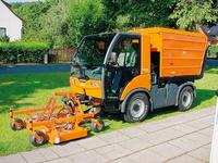 Eine von vielen Einsatzmöglichkeiten: Multicar TREMO Carrier mit Mäh-Saugkombination von Wicke.