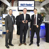 Gewinner unter sich: Joachim van Wahden, Bereichsleiter Multichannel-Vertrieb und E-Commerce, baumarkt direkt (Mitte), freut sich mit Carsten Kraus, Geschäftsführer von FACT-Finder (rechts), und Siegfried Schüle, FACT-Finder Professional Services (links).