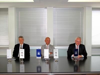 Von links: Alberto Bregante, Chief Executive Officer, SMS INNSE; Tibor Šimonka, Vorstandsvorsitzender SIJ Group, Slovenian Steel Group; Michael Thiehofe, Geschäftsführer, SMS Mevac