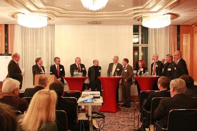 Landtagsabgeordnete und Vertreter regionaler Life Sciences Cluster diskutierten mit Unternehmern und Forschern über die wirtschaftlichen Perspektiven der Biotechnologie und Life Sciences in Baden-Württemberg. v.l.n.r: Dr. Ralf Kindervater, Claus Paal, MdL, Dr. Klaus Eichenberg, Dr. Gerhardt Vogel, Dr. Christian Tidona, Prof. Klaus Schäfer, Hans-Peter Storz, MdL, Gabi Rolland, MdL, Dr. Bernd Dallmann, Martin Rivoir, MdL und Walter Pytlik