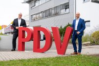 Eric Berg, Leiter Geschäftsbereich PDV.red (li) und Dirk Nerling, Geschäftsführer der PDV GmbH (re) vor dem Erfurter Hauptsitz