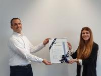 Pascal Borusiak, Head of Business Operations bei SMC Deutschland, übergibt Burcu Cevik die Ehrenurkunde für ihr herausragendes Prüfungsergebnis, Foto: SMC Deutschland GmbH 