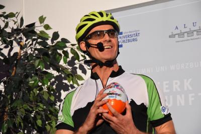 SKZ Institutsdirektor Prof. Martin Bastian trat beim Science Slam des Alumnibüros der Universität Würzburg in Kooperation mit der Stadt Würzburg und der FHWS vor 800 Zuhörern gegen sechs weitere Slammer an