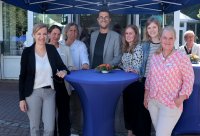 „So wichtig für die Menschen“: Dr. Andrea Hanke (links), Dezernentin für Soziales, Teilhabe, Familie und Jugend der Region, zusammen mit Ronnenbergs Bürgermeister Marlo Kratzke und dem Beratungsteam des Stützpunktes bei der Feier zum zehnjährigen Bestehen des Senioren- und Pflegestützpunktes Calenberger Land