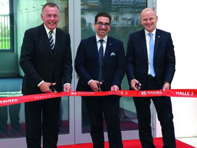 Cutting the inauguration ribbon: (from left) Dr. Olaf Weiland, Guido Déus, Andreas Lichtenauer. © Kautex Maschinenbau GmbH 2017