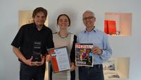 Contentserv bekommt den Innovationspreis-IT. Im Bild: Philip Juchert, Patricia Kastner  und Arnim Roth