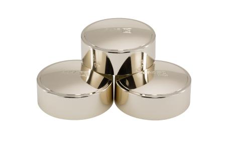 Sealing caps in a radiant gold design coated using the Kurz CAP-tivate Luxury process / Photo: Kurz