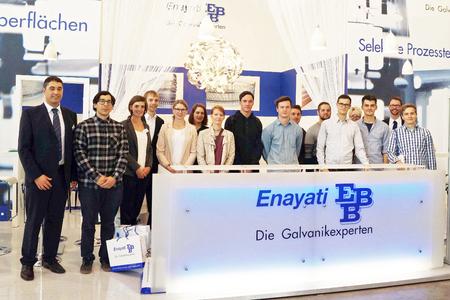Auf Schnupperkurs zu heimischen Unternehmen: die Career-Walk-Veranstaltungen der Wissensregion Nordschwarzwald kommen gut an bei den Studierenden. Hier besuchen Pforzheimer Maschinenbau-Studierende den Messestand der Enayati GmbH & Co. KG aus Birkenfeld auf der Blechexpo 2015