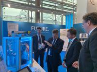 Der sächsische Ministerpräsident Michael Kretschmer (2.v.r.) informiert sich über die vorgestellten Projekte am Gemeinschaftsstand des SMWA und Smart Rail Connectivity-Campus. Hier im Gespräch mit Henrik Saske (2.v.l.), Referent für Strategie und Planung, Eisenbahnen am SMWA, und Dr. Christoph Meinecke (r.) vom Zentrum für Mikrotechnologien der TU Chemnitz / Foto © Sächsische Staatskanzlei Der sächsische Ministerpräsident Michael Kretschmer (2.v.r.) informiert sich über die vorgestellten Projekte am Gemeinschaftsstand des SMWA und Smart Rail Connectivity-Campus. Hier im Gespräch mit Henrik Saske (2.v.l.), Referent für Strategie und Planung, Eisenbahnen am SMWA, und Dr. Christoph Meinecke (r.) vom Zentrum für Mikrotechnologien der TU Chemnitz / Foto © Sächsische Staatskanzlei