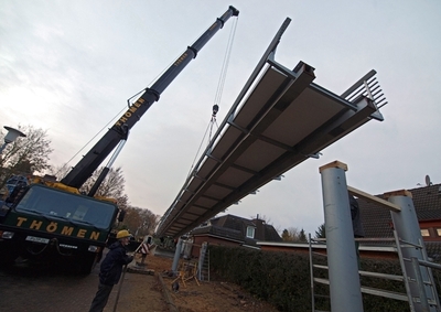 Nach weitgehender Vormontage wurde die Reinbeker "Holländerbrücke" innerhalb kurzer Zeit, d.h. mit minimaler Verkehrsbeeinträchtigung, auf die vorbereiteten Widerlager und Pfeiler abgesetzt