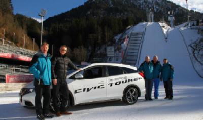 Bei der Fahrzeugübergabe in Oberstdorf: Alfons Schranz (l.), Präsident der Vierschanzentournee, und Gerald Heinecke (2.v.l.), Leiter Marketing und PR bei Honda Deutschland, mit dem neuen Honda Civic Tourer.