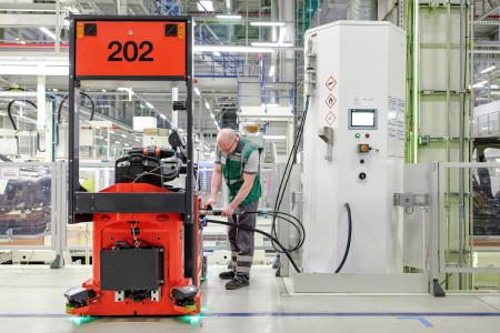 Betankung eines wasserstoffbetriebenen Routenzuges mit der WEH TK16 H2 35 MPa © BMW Group